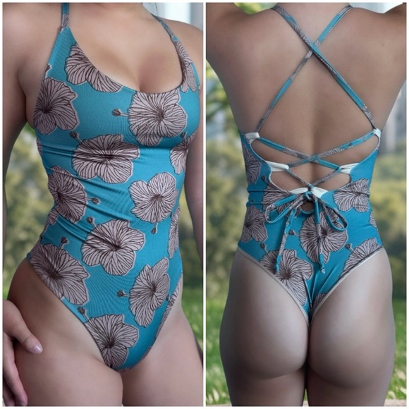 Neutral-toned hibiscus floral reversible strappy one piece swimsuit. Size S - Picture 2 of 11